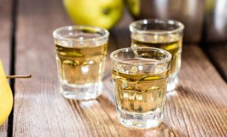 Домашний яблочный ликёр с мёдом и лимоном