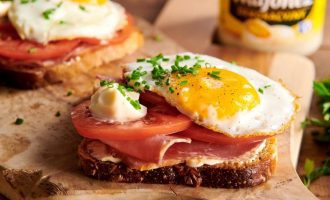 Сэндвич с ветчиной и жареным яйцом