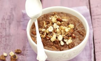 Молочный суп с шоколадом и ореховыми мюсли