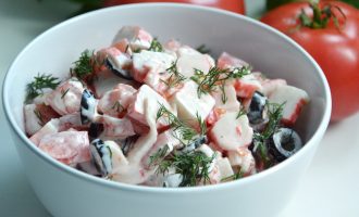 Салат с крабовыми палочками и оливками