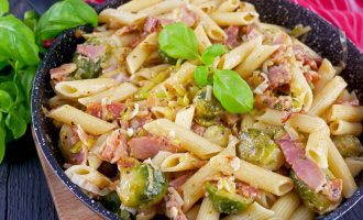 Паста с беконом и овощами в сливочном соусе