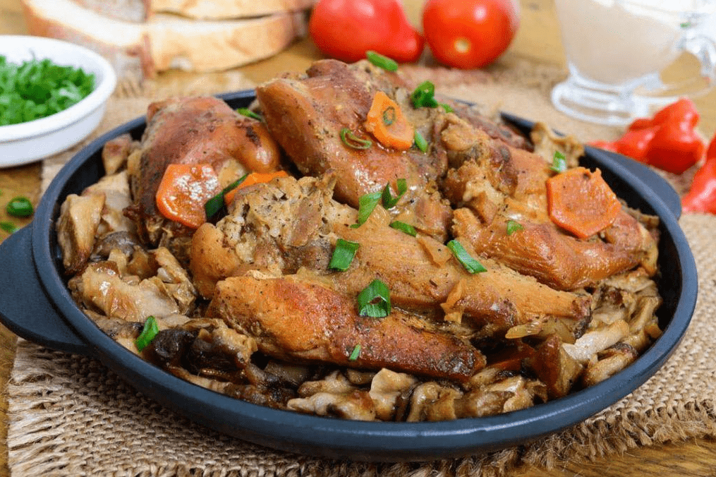 Кролик тушеный с шампиньонами