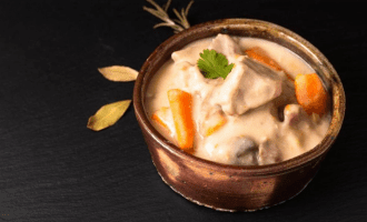 Тушеная свинина в сметане с горчицей