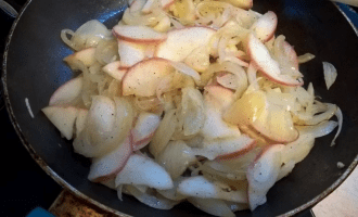 печень с луком и яблоком