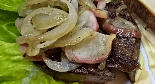 Печень с луком и яблоком