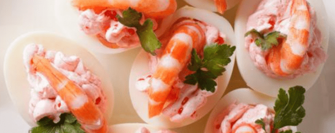 Фаршированные яйца с креветками