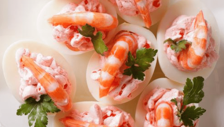 Фаршированные яйца с креветками