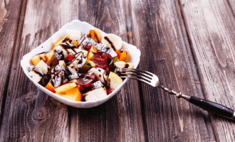 Экзотический салат с ананасами