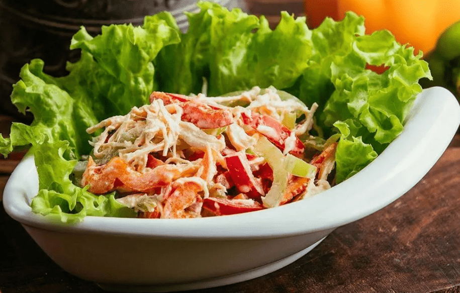 Салат с куриным филе и сыром