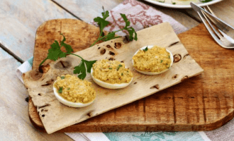 Яйца фаршированные орехами и ветчиной