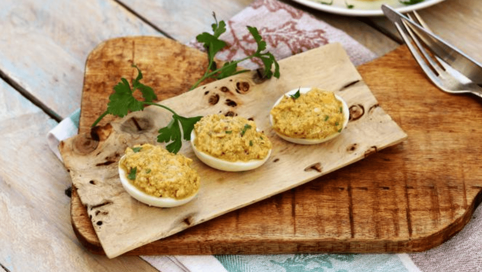 Яйца фаршированные орехами и ветчиной