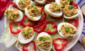 Яйца фаршированные тунцом