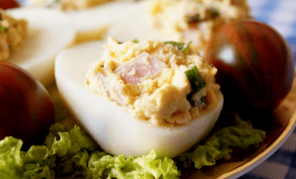 Яйца фаршированные ветчиной и хреном