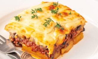 Греческая мусака в соусе бешамель