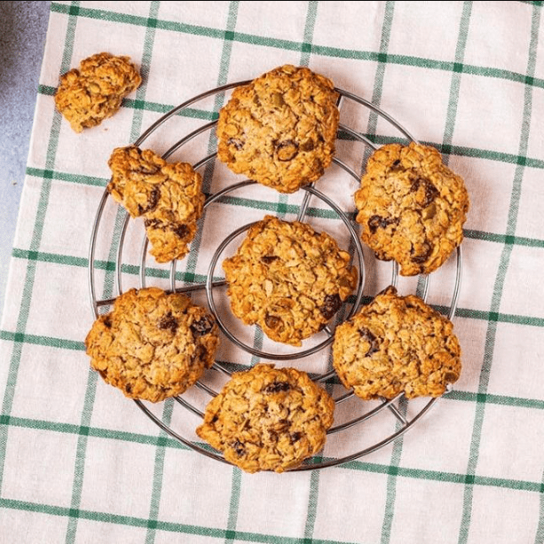 Овсяное печенье с изюмом и орехами